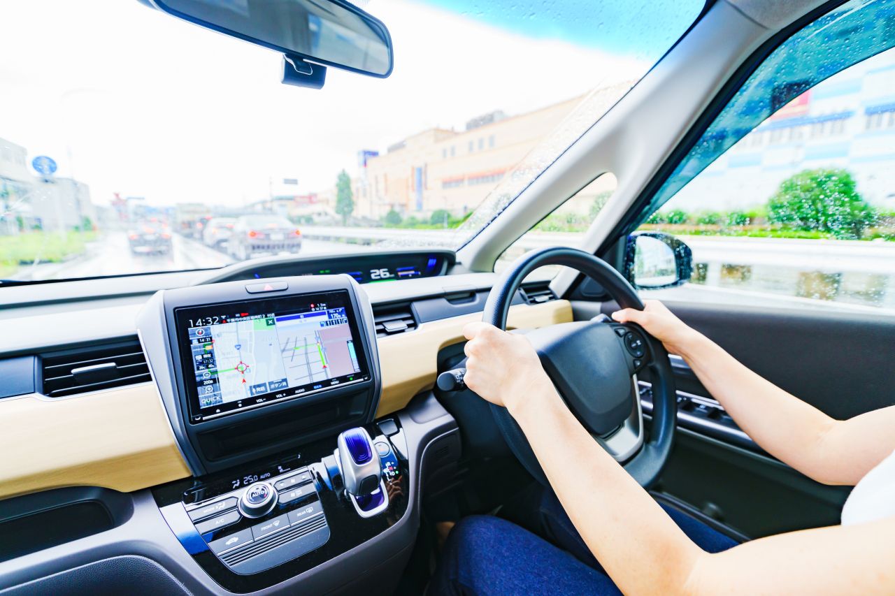 車を運転している女性