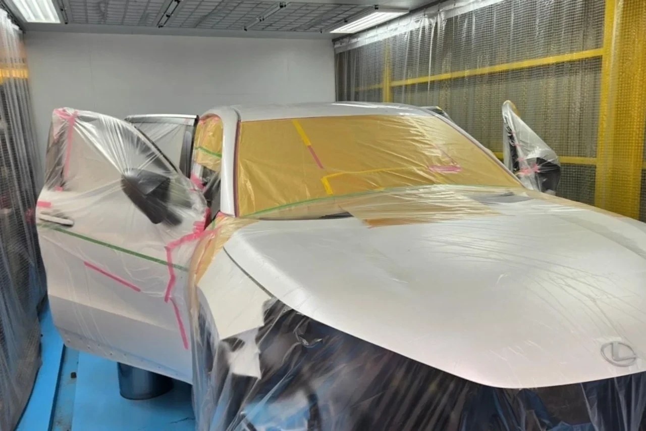 塗装ブース内の車